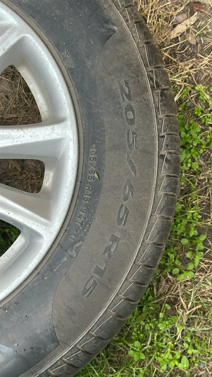Rueda Ford eco sport con llanta Pirelli - 2