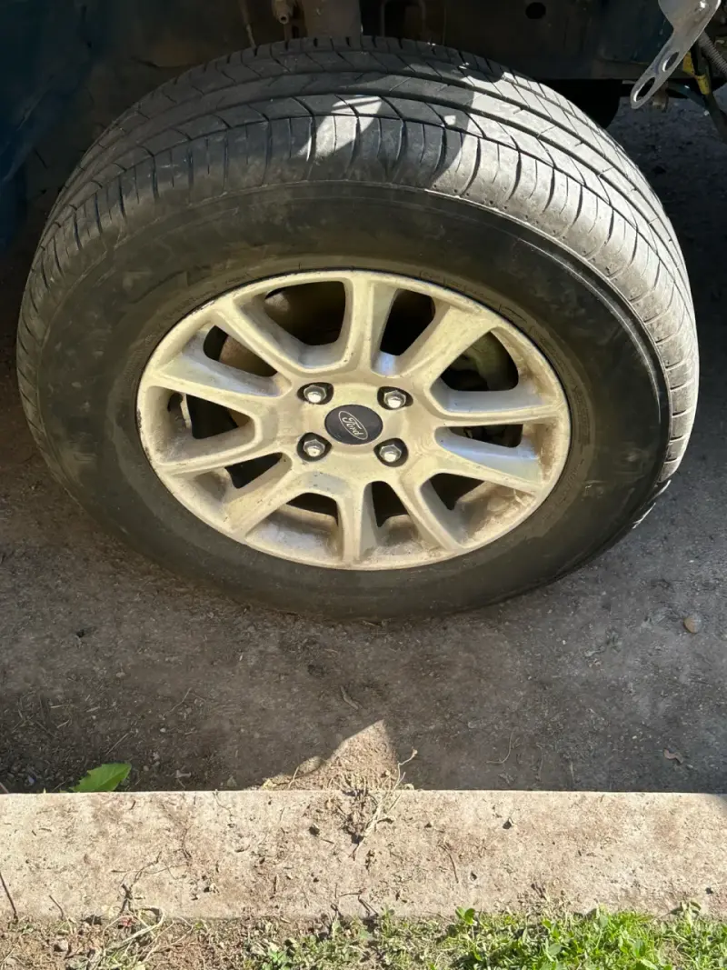 Rueda Ford eco sport con llanta Pirelli - 5