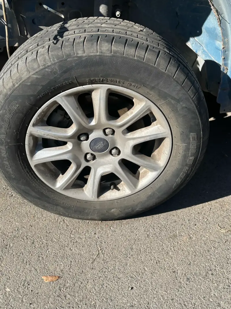Rueda Ford eco sport con llanta Pirelli - 6