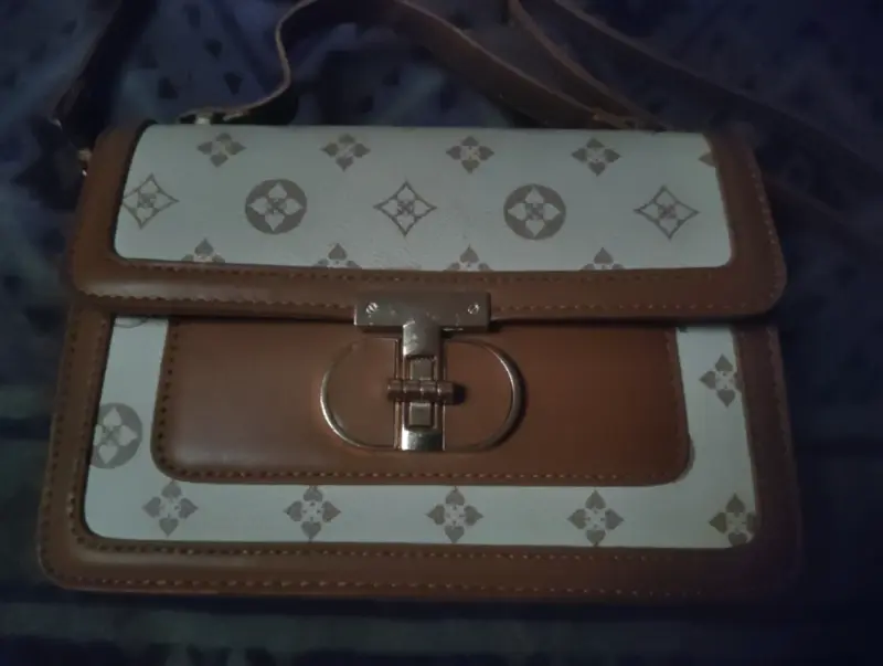 Cartera marrón y blanca de diseño