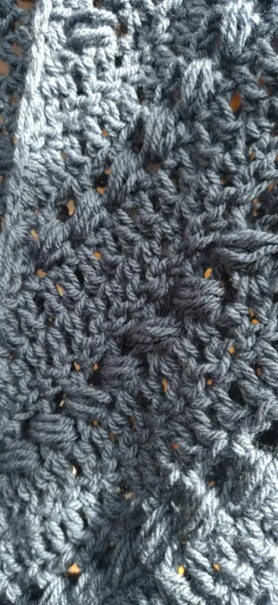 Chal tejido a crochet azul - miniatura 2