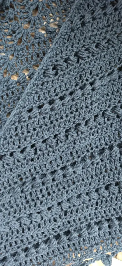 Chal tejido a crochet azul - miniatura 4