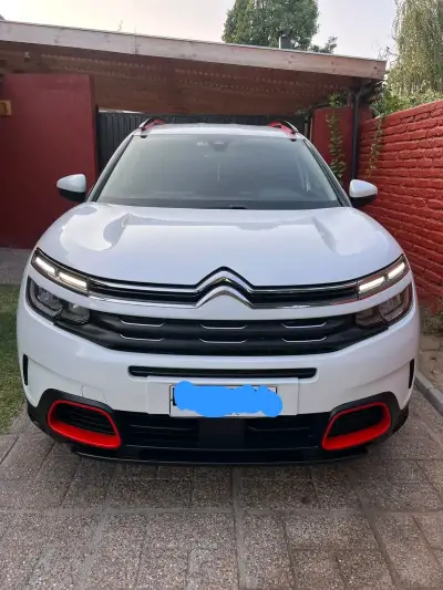 Citroën SUV blanco con detalles rojos - miniatura 1