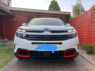 Citroën SUV blanco con detalles rojos - miniatura 2