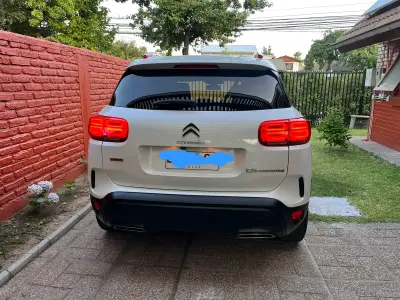 Citroën SUV blanco con detalles rojos - miniatura 3
