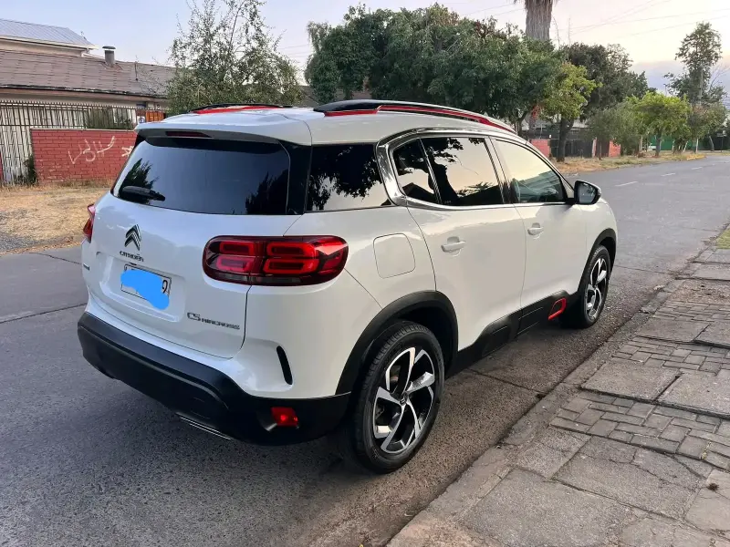 Citroën SUV blanco con detalles rojos - 5