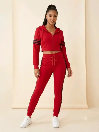 Conjunto deportivo rojo con capucha - miniatura 1