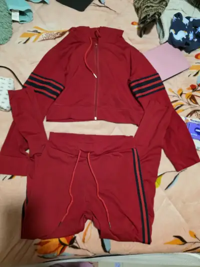 Conjunto deportivo rojo con capucha - miniatura 2