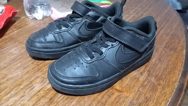 Zapatilla y ropa para niño - 1