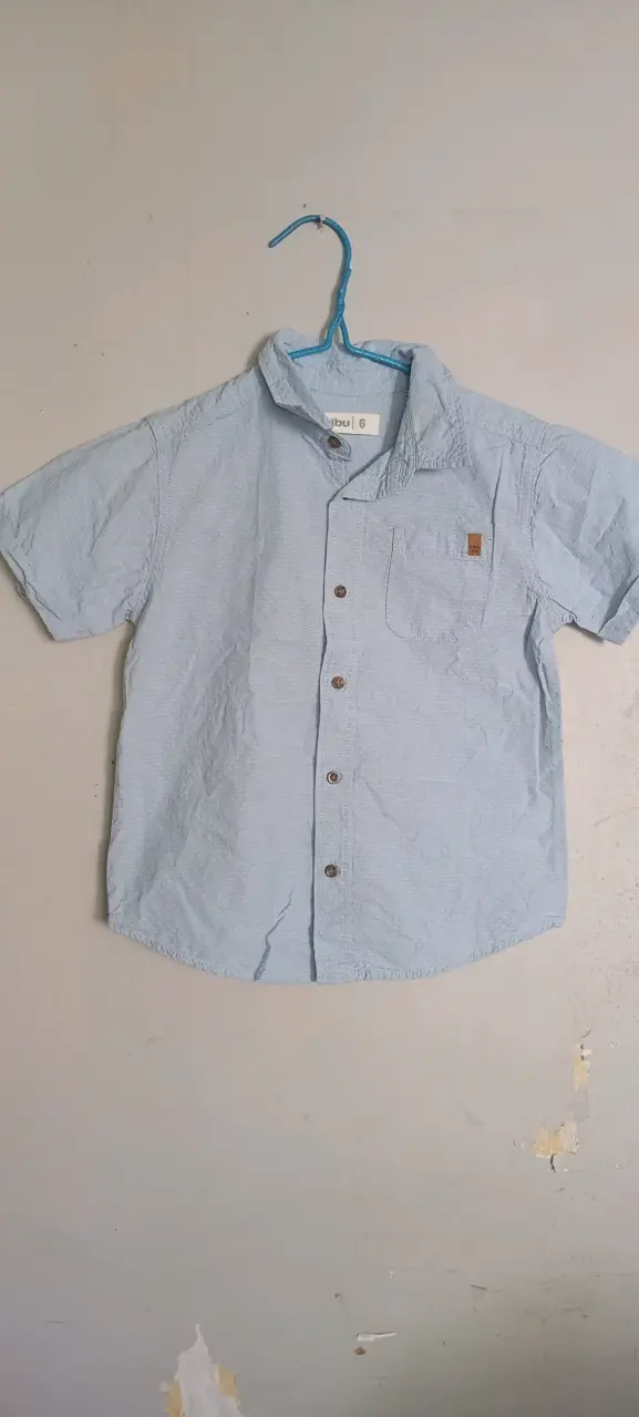 Zapatilla y ropa para niño - 3