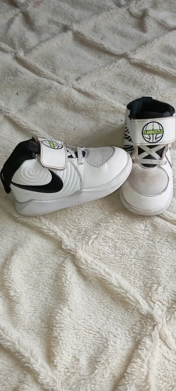 Zapatilla y ropa para niño - 5