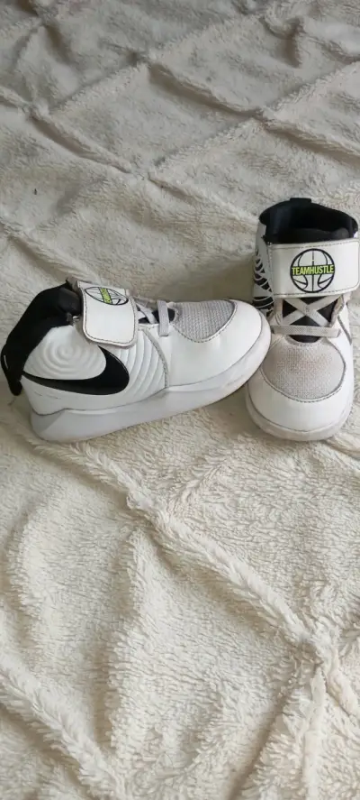 Zapatilla y ropa para niño - miniatura 5