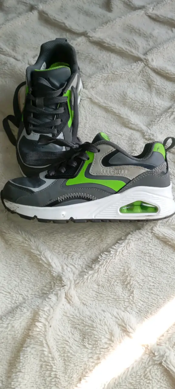 Zapatilla y ropa para niño - 6