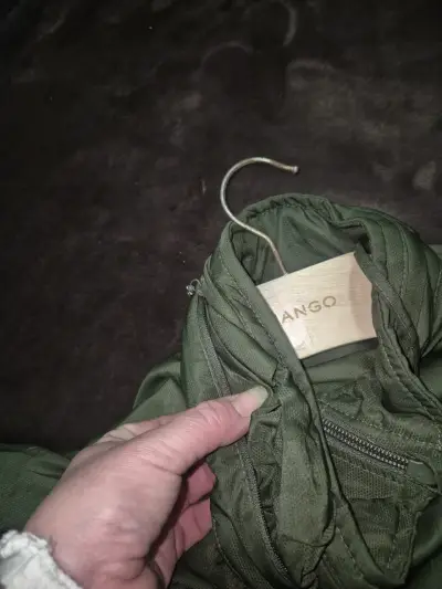 Cortaviento verde con gorro oculto - miniatura 2