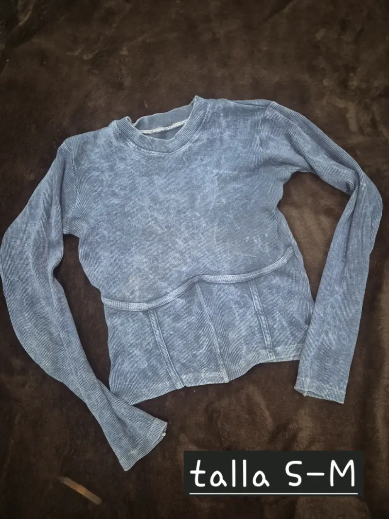 Polera azul desgastado