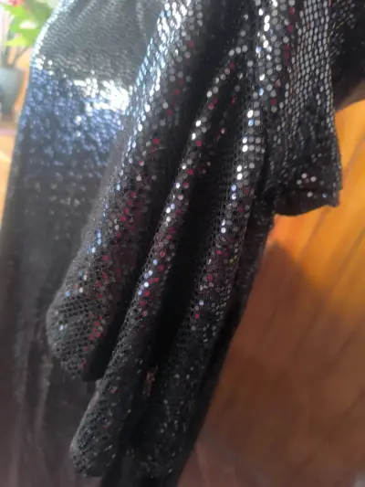 Vestido negro con lentejuelas - miniatura 3