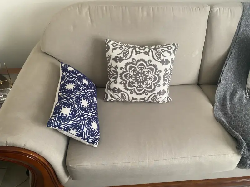 Sofá beige con cojines decorativos - 1