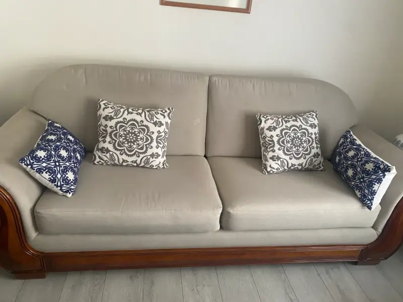Sofá beige con cojines decorativos - 2
