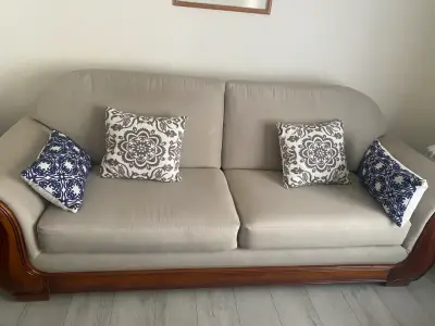 Sofá beige con cojines decorativos - miniatura 2