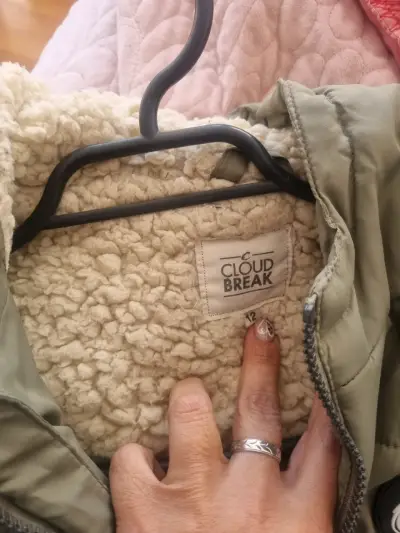 Parka infantil verde con capucha - miniatura 2