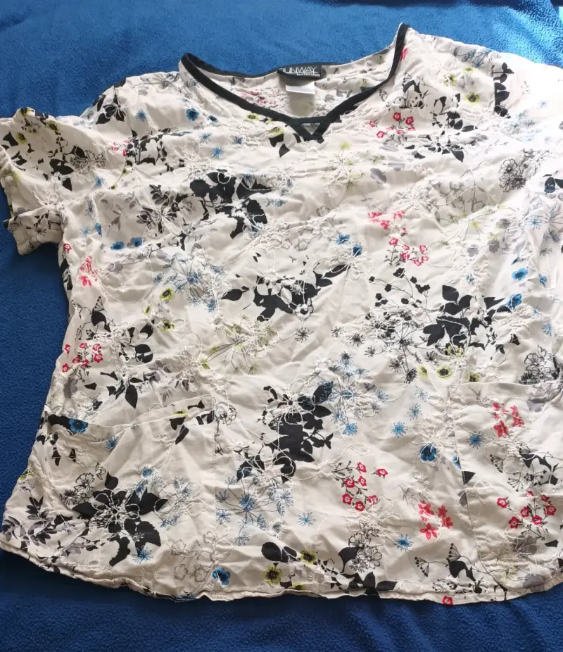 Uniforme medico floral blanca y negra