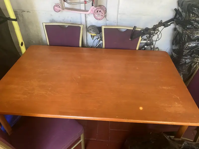 Mesa de comedor de madera