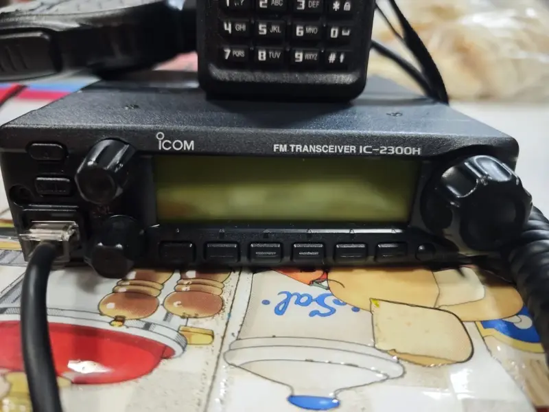 Radio Baofeng portátil y base Icom - 2