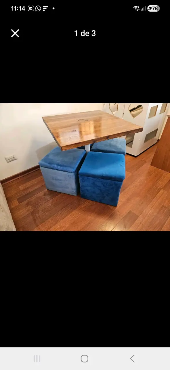 Mesa plegable con puff azules - 1