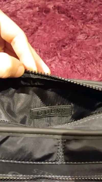 Bolso negro Guess - miniatura 2