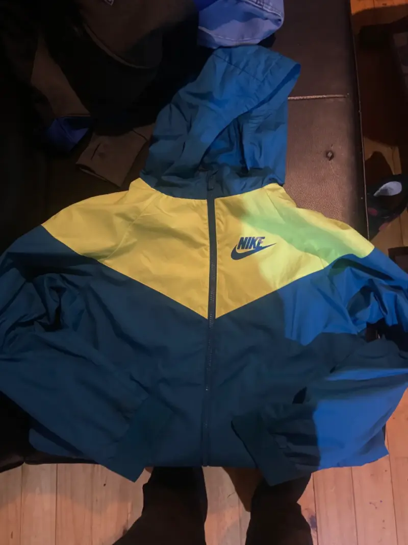 Chaqueta cortaviento Nike azul y verde