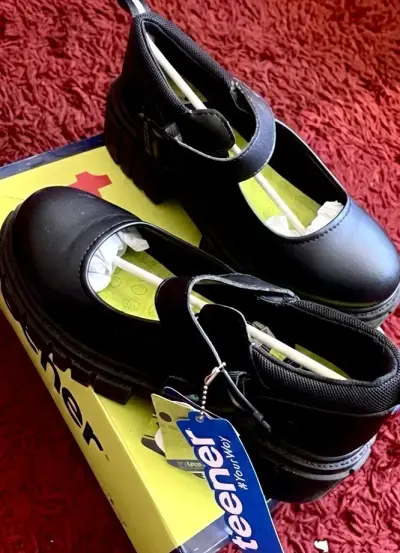 Zapatos escolares negros nuevos - miniatura 1