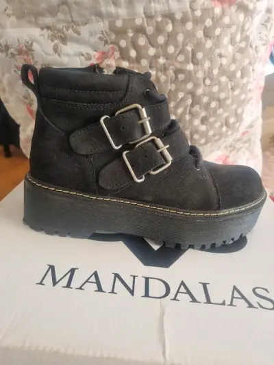 Botines negros con hebillas - miniatura 1