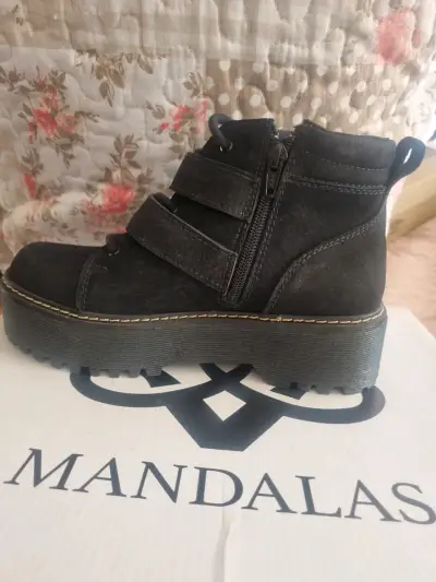 Botines negros con hebillas - miniatura 2