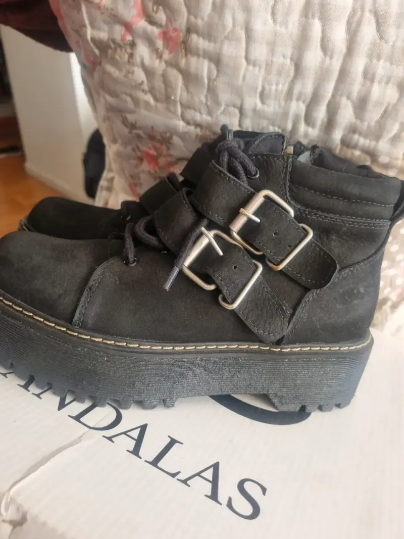 Botines negros con hebillas - 4