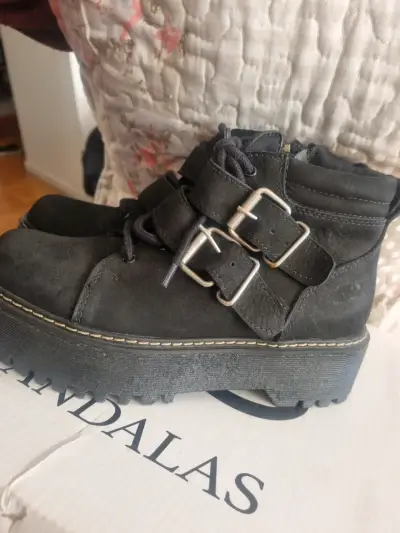 Botines negros con hebillas - miniatura 4