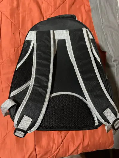 Mochila negra con tirantes ajustables - miniatura 1