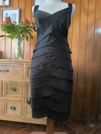 Vestido negro elegante - miniatura 3