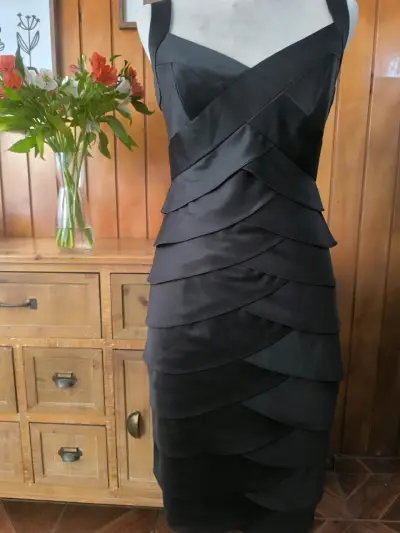 Vestido negro elegante - miniatura 4