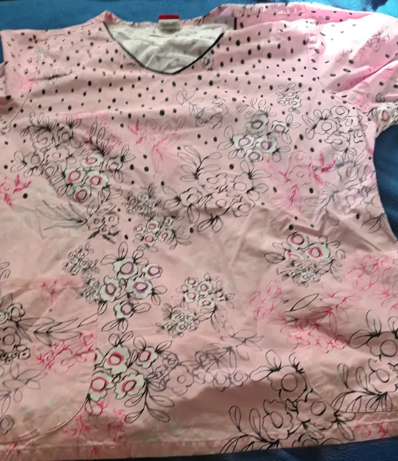 Uniforme medicorosa con estampado floral