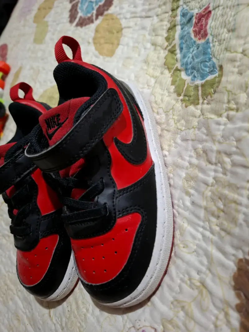 Zapatillas deportivas infantiles negras y rojas - 1