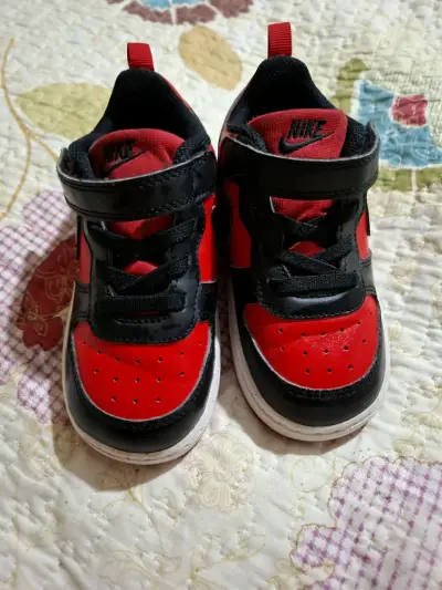 Zapatillas deportivas infantiles negras y rojas - miniatura 2