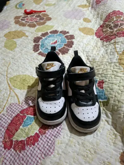 Zapatillas deportivas infantiles negras y rojas - miniatura 3