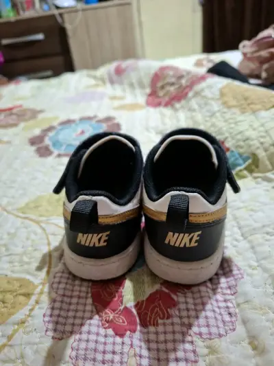 Zapatillas deportivas infantiles negras y rojas - miniatura 4