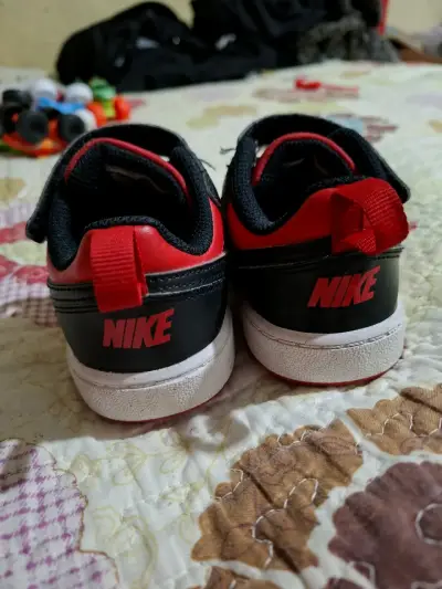 Zapatillas deportivas infantiles negras y rojas - miniatura 5
