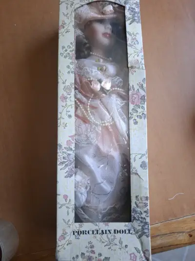 Muñeca de porcelana en caja - miniatura 1