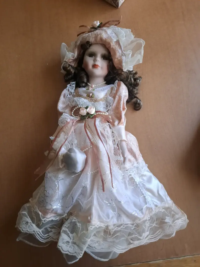 Muñeca de porcelana en caja - 2