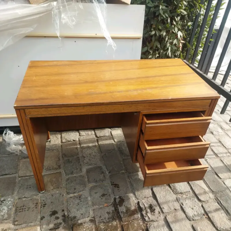 Escritorio de madera con cajones - 1