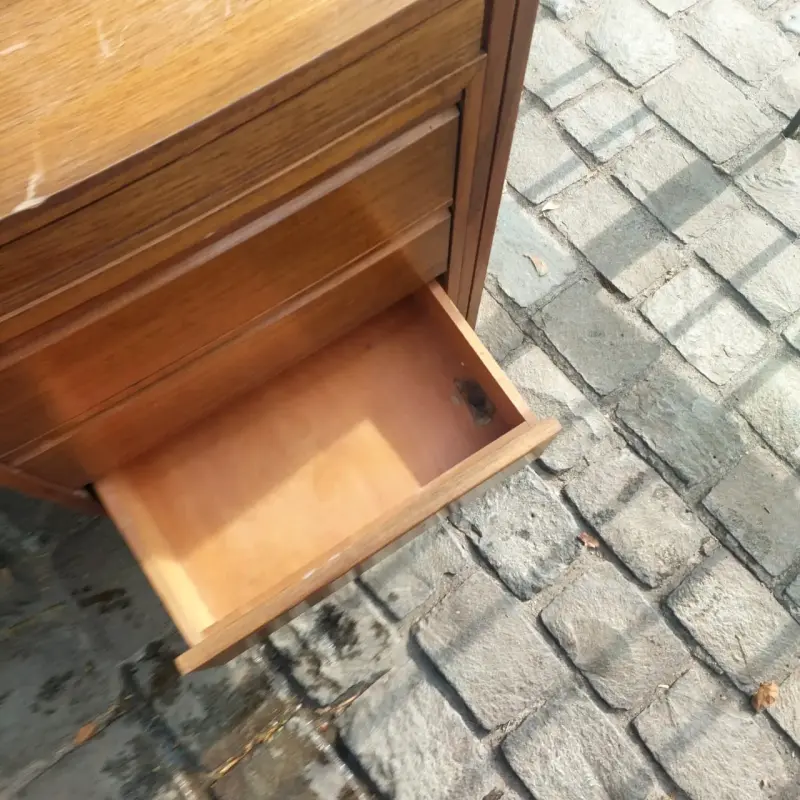 Escritorio de madera con cajones - 2