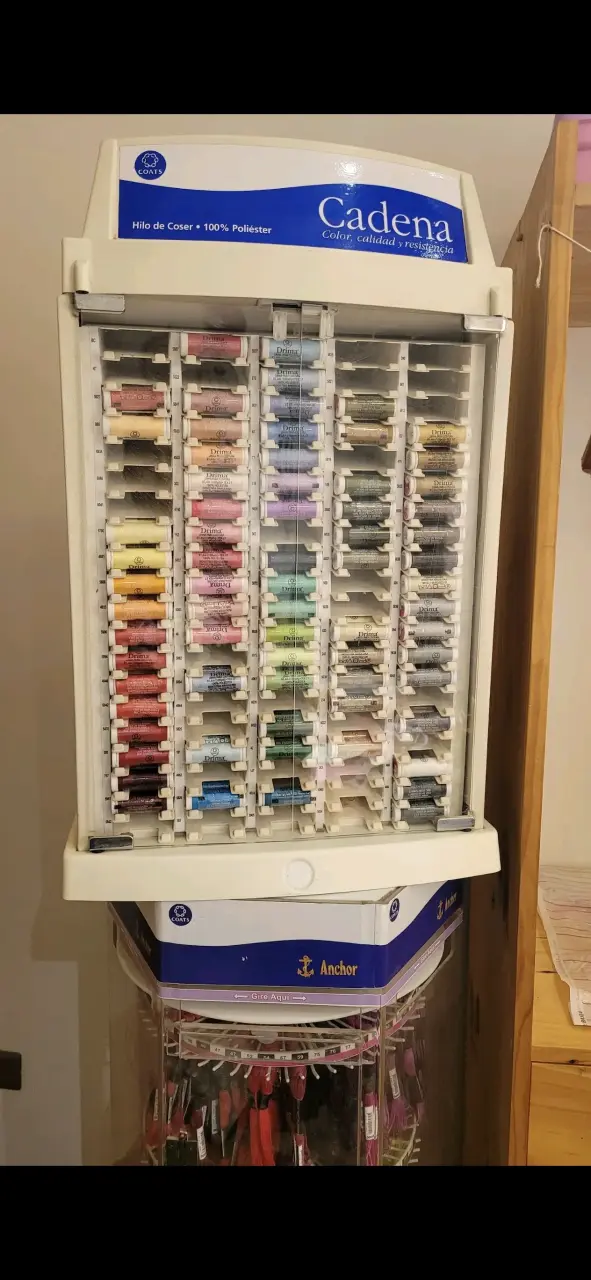 Exhibidor de hilos de coser marca Cadena