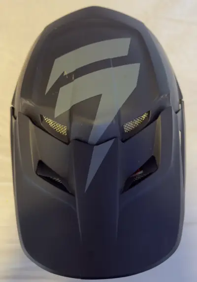 Casco de moto negro - miniatura 1